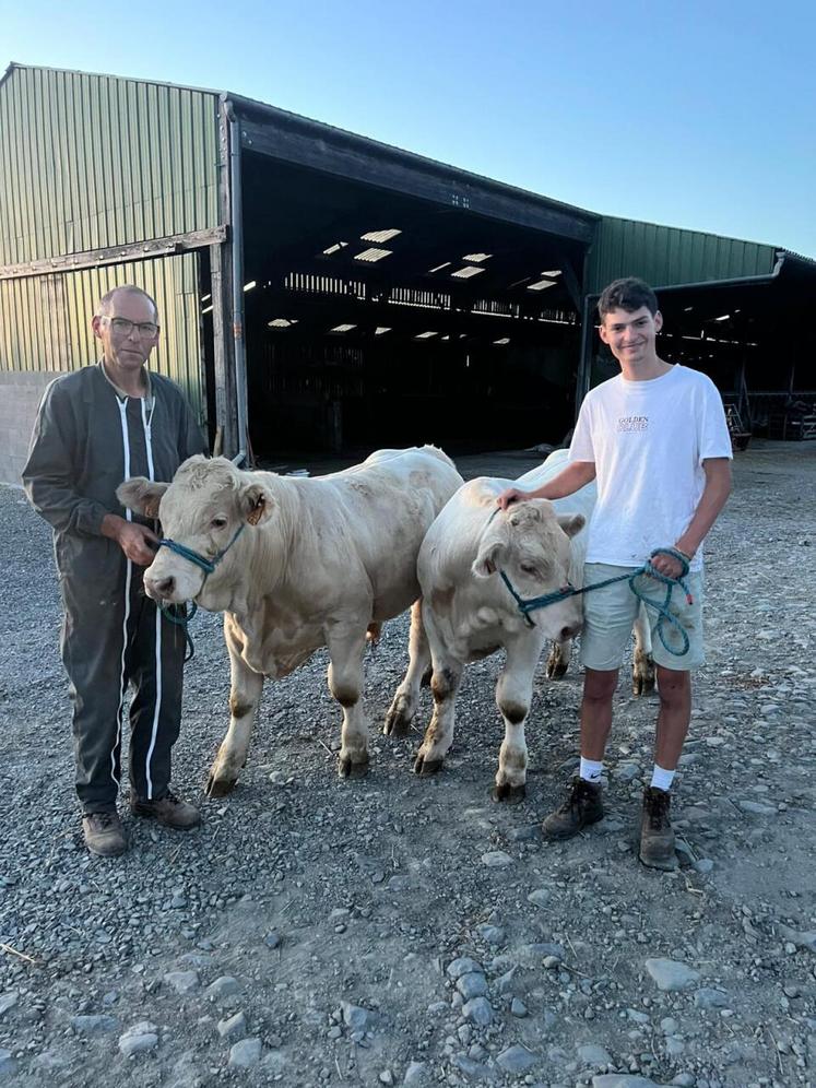 Célestin (à droite) "m'a poussé à nous inscrire et il aime ça. Il est très calme avec les animaux", atteste Emmanuel.