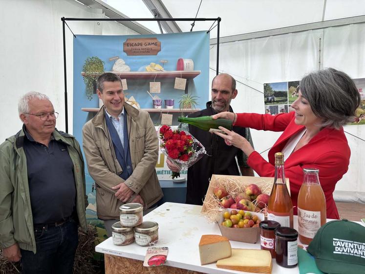 En présence de Bruno Salmon, adjoint au maire en charge de la foire, François Le Verger, directeur de cabinet du préfet, Laurent Richard, responsable de l'exploitation horticole du Campus métiers nature de Coutances a procédé au baptême du dahlia "Foire de Lessay", avec le maire de la commune, Stéphanie Maubé.