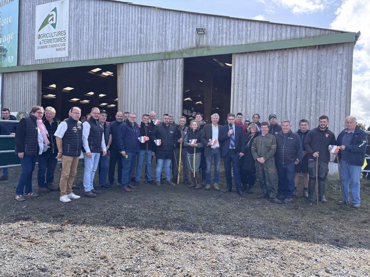 Bouchers, abatteurs, éleveurs et organisateurs se sont retrouvés à la fin du concours. Une plaque a été remise afin qu'elle soit affichée dans les lieux de commercialisation (boucherie comme GMS).