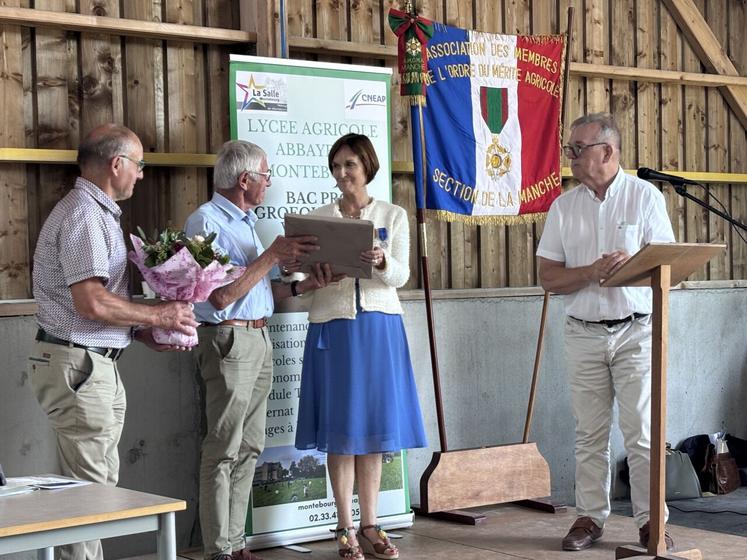 Avant la médaille de la ville, c'est l'enseignement privé qui l'honore avec la médaille d'argent.