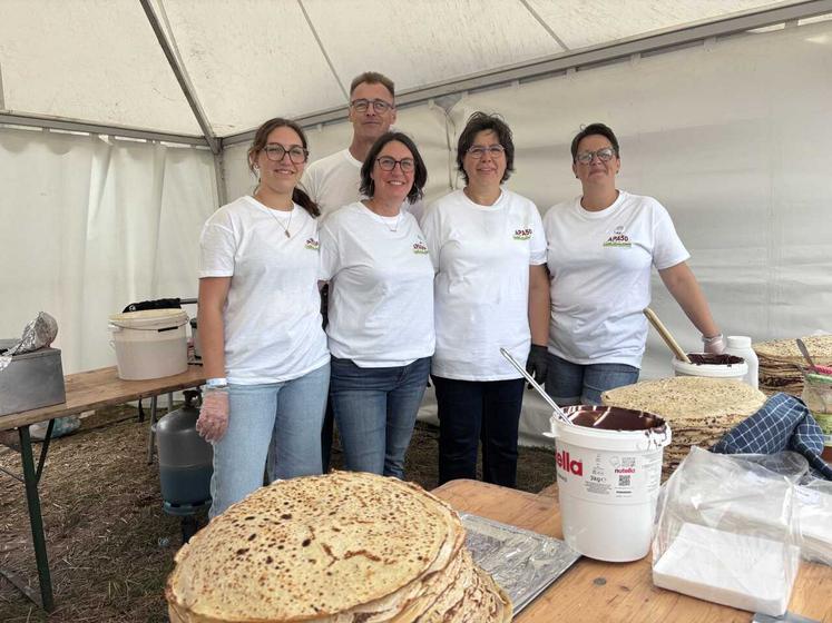 Comme chaque année, la section "agricultrices" de la FDSEA vient prêter mains fortes aux Jeunes agriculteurs avec Florence Goron, Nathalie Chérot et Stéphanie Tapin.