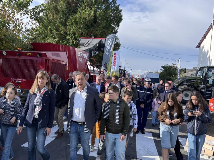 La rue Martial Gérard est désormais investie par le matériel agricole. Une dimension essentielle à la foire Saint Macé de Saint-James.
