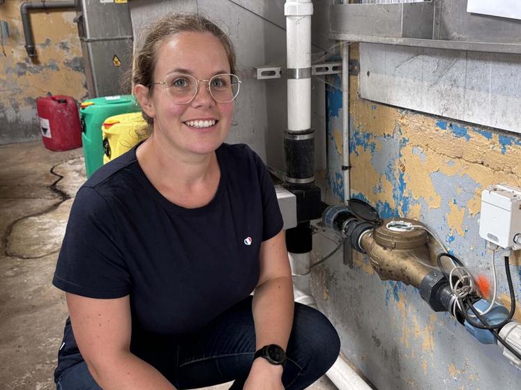 À la Blanche Maison, Marie Plessy fait état des compteurs connectés pour mieux maîtriser la consommation d'eau pour l'abreuvement ou pour le nettoyage des installations. Cela permet aussi de prévenir des fuites.