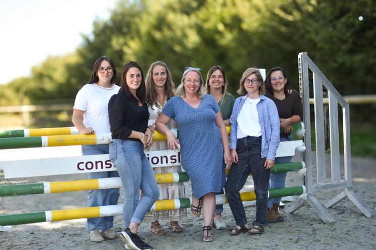 L'équipe au complet, 100 % féminine. "Parmi nos adhérents, il y a 60 % d'hommes pour 40 % de femmes, alors on met le paquet pour renforcer la parité", s'amuse Jennifer Marie, même si le GE14 compte un conseil d'administration "mixte".