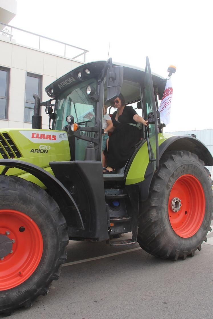 Le baptême en tracteur proposé par JA / toujours la classe et la « Claas ».