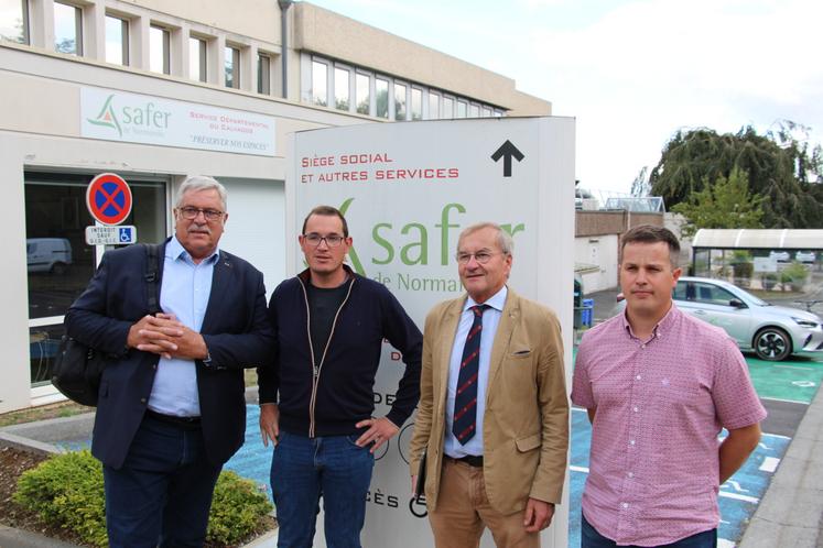 De gauche à droite : Pascal Férey, nouveau président de la Safer de Normandie, Alexis Graindorge ancien président de JA Normandie, aujourd'hui en charge du foncier, Emmanuel Hyest, ancien président de la Safer de Normandie et Pierre Lebaillif, président du comité technique Safer dans l'Eure et ancien président de JA Normandie également.