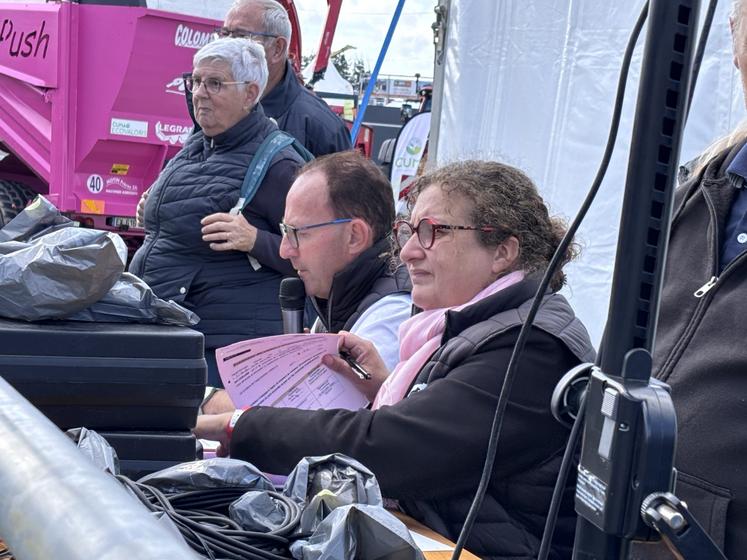 Clémence Vincent et Olivier Pibouin, de la Chambre d'agriculture de Normandie, ont animé la vente.