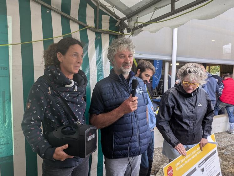 Astrid Granger, vice-présidente de la Chambre d'agriculture du calvados, et Christophe Mauger, associé du Gaec La Ferme à Jules, ont tous deux pris la parole.