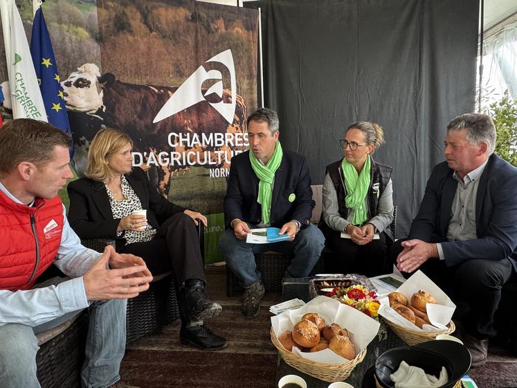 En début d'après-midi, Yaël Braun-Pivet, a entendu les sujets portés par la Chambre d'agriculture, la FDSEA et les Jeunes agriculteurs de la Manche sous le prisme réglementaire.