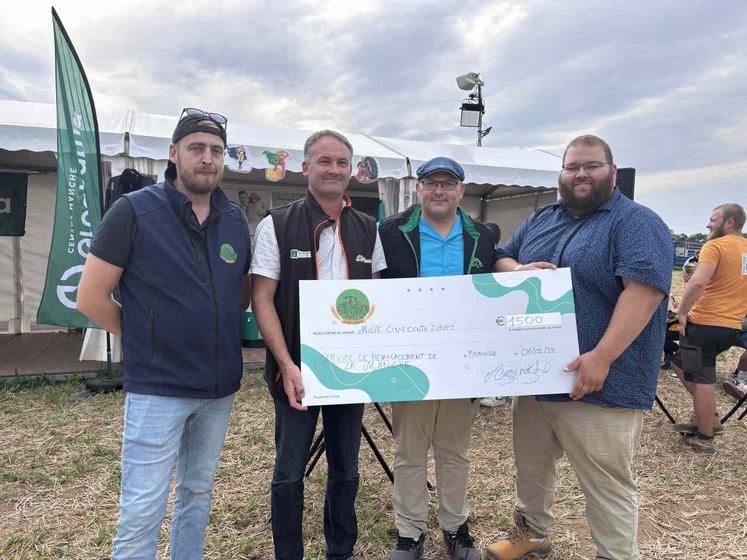 Ludovic Leroux, secrétaire Agri-Night, Arnaud Martinet, président du Service de remplacement de la Manche, Geoffrey Petit dit « Mello » et Julien Datin, co présidents d'Agri- Night.