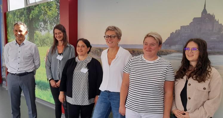 Mickaël Canu, directeur de Socopa Coutances, Charlotte Fourmont, de la Mission locale de Coutances, Paulette Avice de France Travail, Fanny Goron, responsable ressources humaines à Socopa, Julie Lecouturier, salariée, et Maëlle Lambert, assistante RH à Socopa.