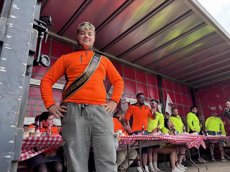Julien Pitrey de La Haye-du-Puits, a été le plus gros mangeur de camemberts en moins de dix minutes, une des épreuves phares des Agriwarriors qui fait honneur au produit emblématique de la région.