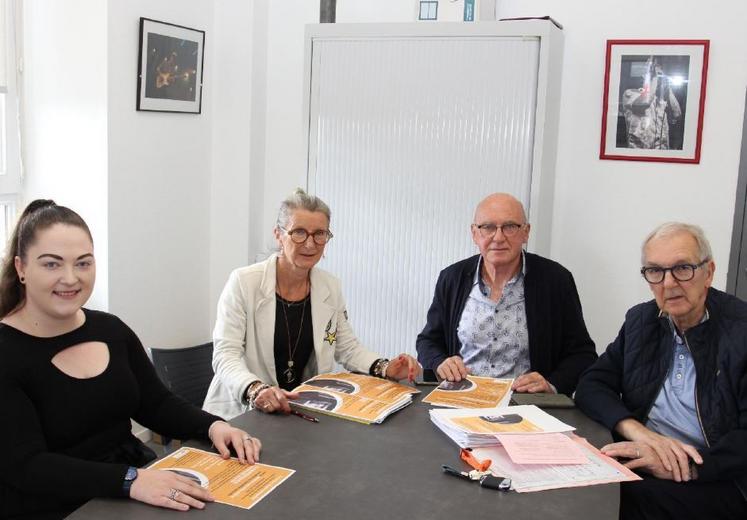 À gauche, Philomène Frébault, animatrice du conseil de jeunes de Saint-Jean-d'Elle, Marie-Pierre Fauvel, maire, Maurice Leplatois, maire-délégué et René Gautier, à l'origine de la manifestation, et auteur du dictionnaire des personnages remarquables de la Manche.