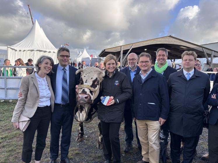 Une image particulière pour cette foire agricole. Yaël Braun-Pive, au cou d'une Normande de viande, est repartie avec une plaque qu'elle déposera à l'Assemblée nationale.