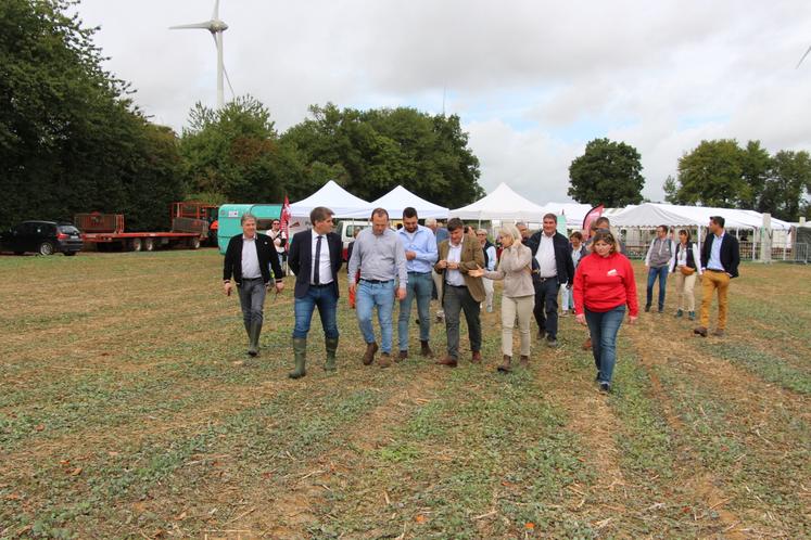 La 47e Fête de la terre a été officiellement inaugurée en fin de matinée du dimanche 31 août en présence d'élus locaux, du nouveau préfet de l'Orne, de représentants d'OPA et du sénateur Olivier Bitz.