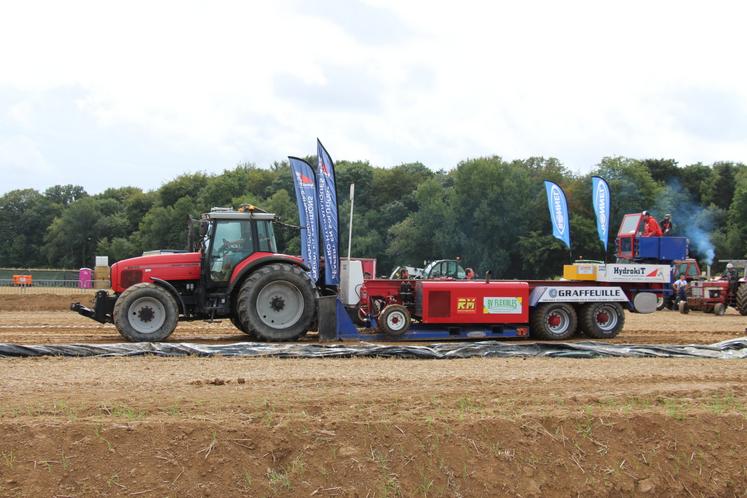 Les personnes le souhaitant pouvaient préalablement inscrire leur tracteur de série pour essayer de tracter la fameuse remorque utilisée en compétition officielle.
