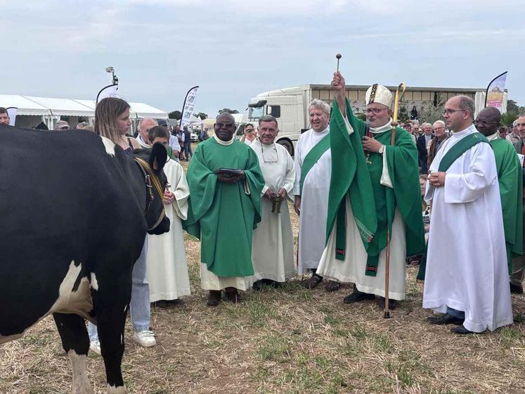Après avoir célébré l'office, Monseigneur Cador, évêque de Coutances, a béni la vache de l'EARL de la Chaussée de Cretteville et les tracteurs prêts pour le concours de labours.