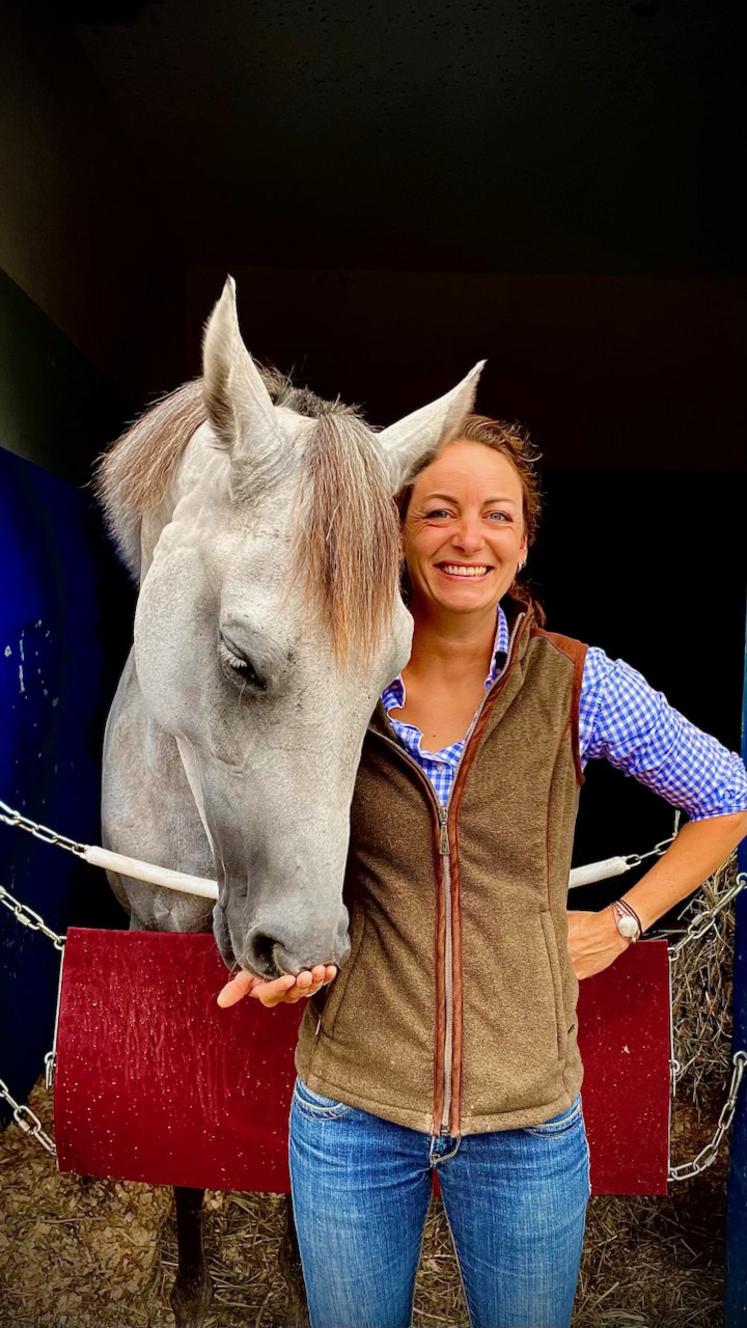 Louise Lhermitte est éthologue pour chevaux en Normandie et dans d'autres régions. Elle intervient auprès des professionnels comme des particuliers.