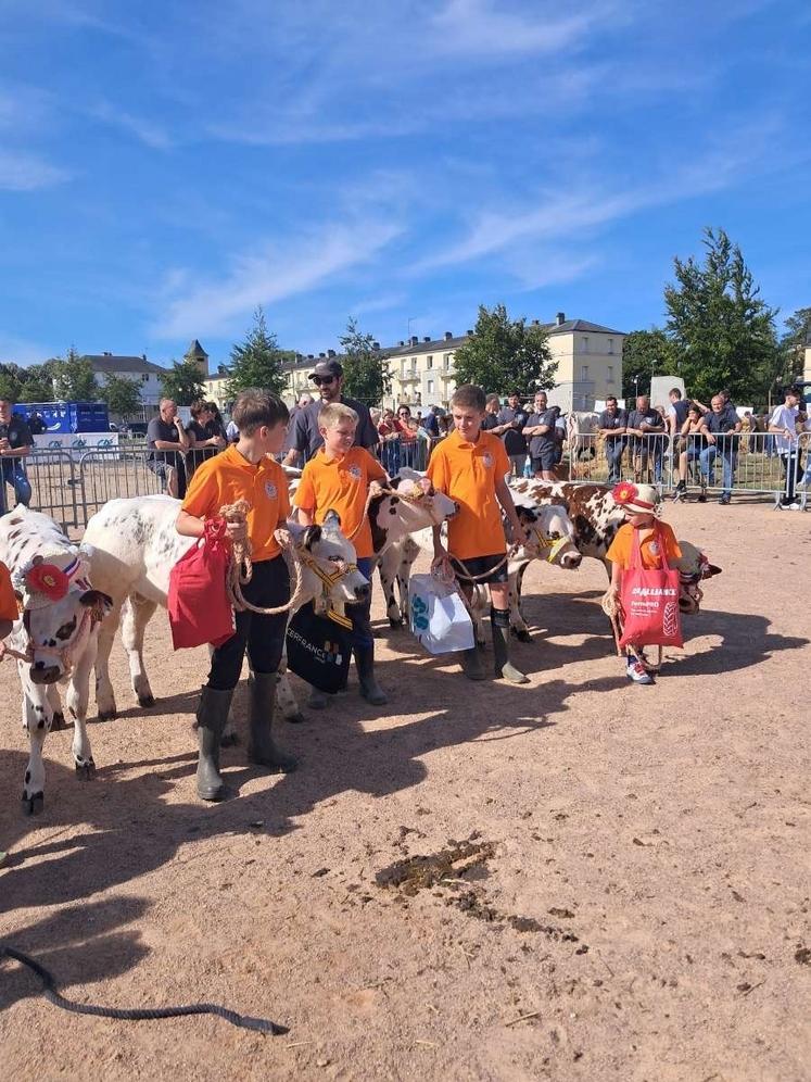 Parmi les concours de la journée, il y a eu la présentation d'animaux de moins de 10 mois par de jeunes de 7 à 14 ans.