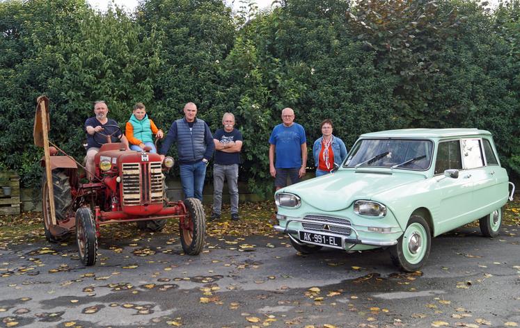 Une partie de l'équipe organisatrice aux côtés du tracteur Mc Cormick F 137 D de 1963 à gagner et d'une voiture Citroën à seulement admirer.
