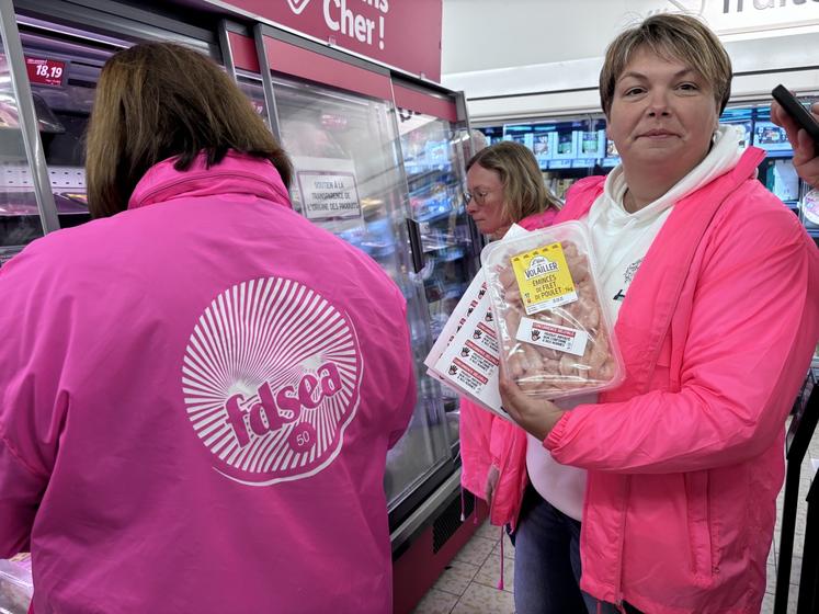 Sabrina Orain, éleveuse à Isigny-le-Buat, a stické avec Marie-Laure et Muriel Boulé, les produits non issus de l'agriculture française dans les enseignes du sud Manche.