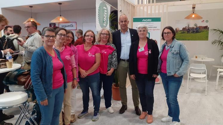 Au Space, Florence Goron, présidente de la section des agricultrices de la Manche (à droite), a rencontré au Space ses homologues de Bretagne, dont Agnès Kerbrat, présidente des agricultrices de Bretagne avec qui elle a engagé l'action des bonnets roses.