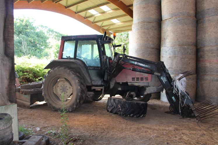Le pont avant du tracteur Valtra Valmet 6350 doit être changé.