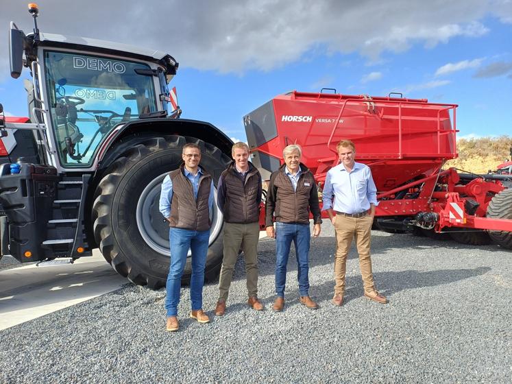 Jérôme Macé, responsable commercial 14 et 61 à la Sama, Adrien Planquette, directeur général de la Sama, Robert Dorsemagen, directeur commercial chez Horsch France et Ludovic Denize, responsable des ventes dans le grand ouest chez Horsch, se sont retrouvés devant le nouveau semoir Horsch Versa 7 SW présenté en exclusivité chez Damien Salley à Soignolles.