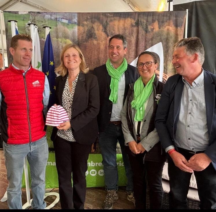 À son déplacement à la foire de Lessay, Yaël Braun-Pivet, présidente de l'Assemblée nationale, est repartie avec un bonnet rose, pour soutenir la lutte contre le cancer.