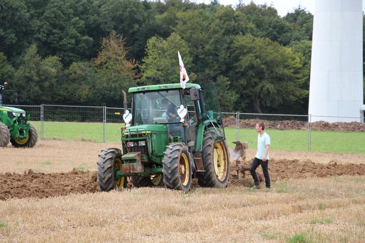 Pas de Fête de la terre sans concours de labour... Cette année les trois premiers au classement - sur douze participants - sont : Quentin Esnault de Briouze, Jules Fiault de Passais la conception et Clément Dromer de Flers.