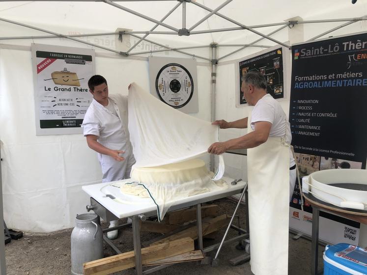 Dans les foires ou les salons, la From'Mobile du lycée de Saint-Lô There se déplace. Et pour l'édition 2025, le Grand Thère sera dégusté, fromage fabriqué l'année dernière à partir du lait des vaches de la foire. Une première.