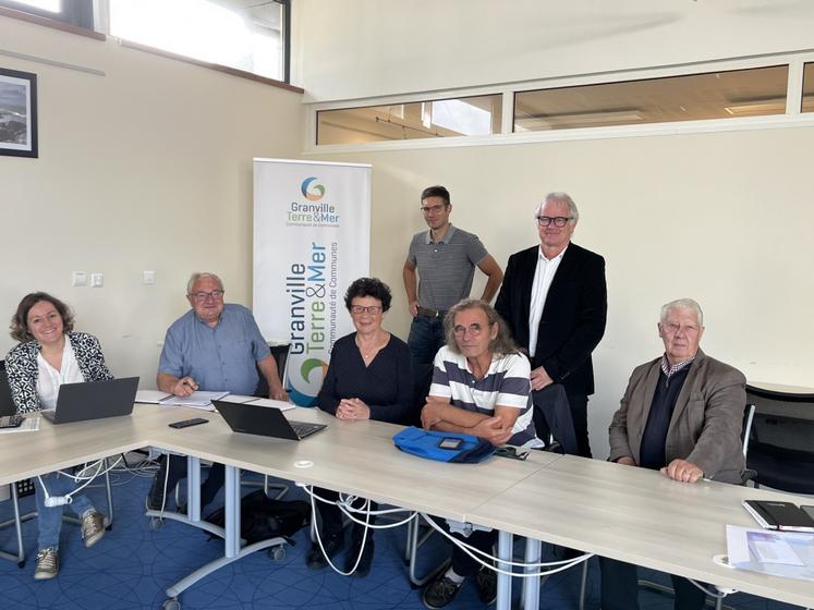 Solène Polleau, de l'urbanisme à GTM, François Serrant, secrétaire de la section propriétaire ruraux de la FDSEA, Josiane Béliard, présidente, Arnaud Bontemps, responsable du service Gemapi de GTM, Stéphane Sorre, président de GTM, Didier Leguelinel, vice-président en charge de Gemapi et Michel de Tarade, de la Propriété privée rurale.