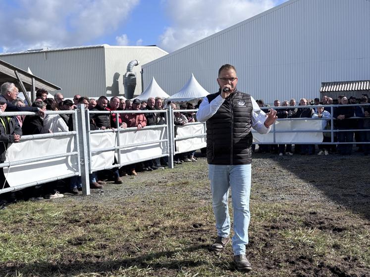 Au micro, le speaker, Jérôme Leboucher, passionné comme passionnant.