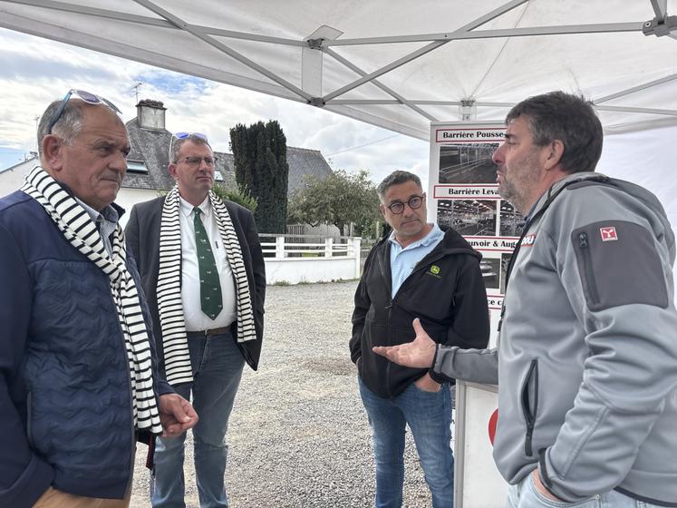Les exposants travaillant avec le monde agricole sont présents comme l'entreprise Hédou de Juvigny-les-Vallées dans l'objectif de rencontrer les clients et échanger autour des dernières innovations.