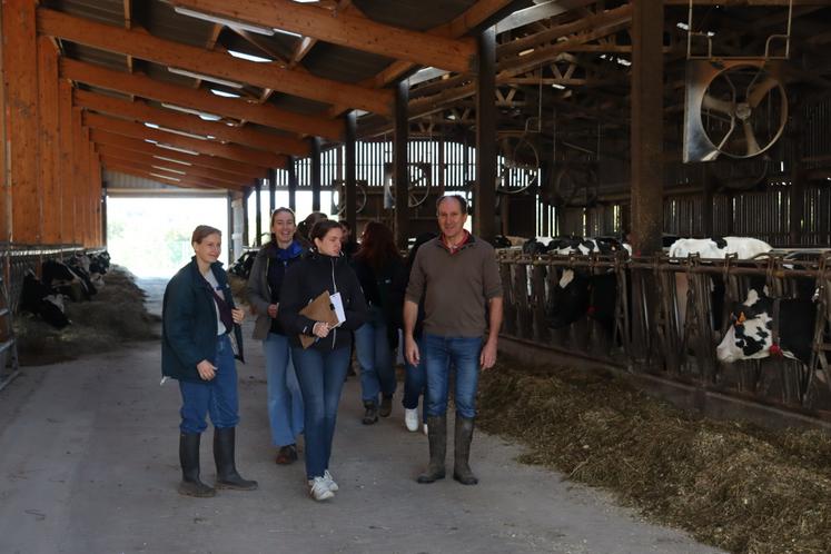 Olivier Denorme a accueilli sur sa ferme un groupe de 8 élèves mercredi 15 octobre au matin près d'Evrecy.