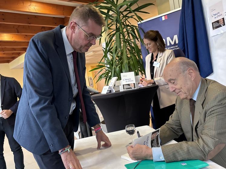 Venant dans la région, Alain Juppé, ancien premier ministre, est intervenu sur " la démocratie représentative en crise : et si la solution venait des communes ? "