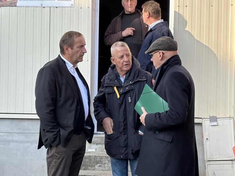 Bernard Guillard, président d'Agrial et Philippe Jean, maraîcher de Créances, ont remis un dossier au sous-préfet de Coutances, Julien Minicovi