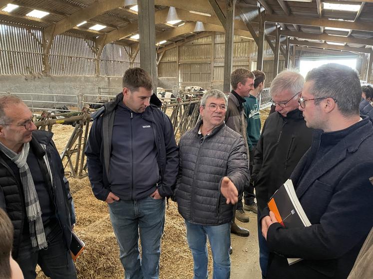 L'avenir de la filière laitière a été au cœur des échanges, avec un focus sur le renouvellement des générations, la difficulté à trouver de la main-d'œuvre et le prix du lait. Les questions sanitaires ont également été abordées, la ferme ayant été touchée par la FCO et aux vues de la menace DNC.