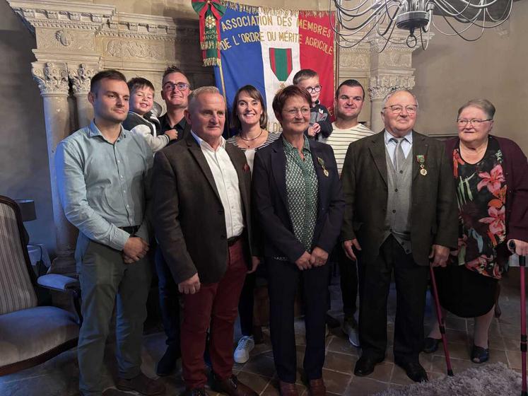 Marcel Jeanne, officier du Mérite agricole, a remis l'insigne à sa fille, Marielle Cousin, entourée de famille.