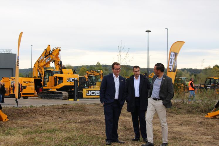 Le petit-fils du fondateur de JCB s'est rendu en Normandie pour la seconde fois en cinq ans. "Une preuve de la considération que JCB nous porte", se félicite Jean-Baptiste Dubois, directeur général d'Axyom.