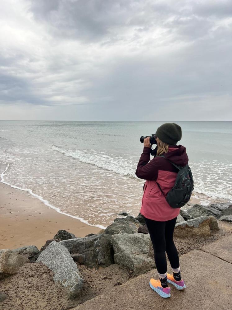Être journaliste agricole, c'est participer à la marche rose en alliant reportage (entre échanges, interview et photographies) et sport - le parcours de 10 km dans le sable.