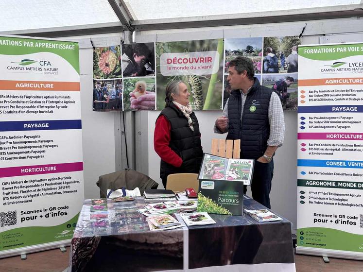 Karen Saccardy, directrice du Campus métiers nature de Coutances et François Rihouet, président de la Chambre d'agriculture de la Manche, échangent sur la formation des jeunes.