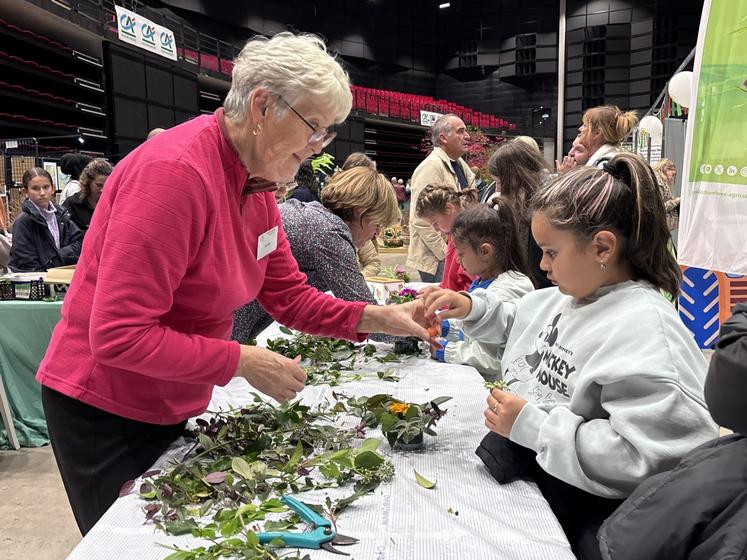 Tout au long du week-end, la société d'horticulture a su apprendre les gestes de rempotage aux enfants. Une grande satisfaction.