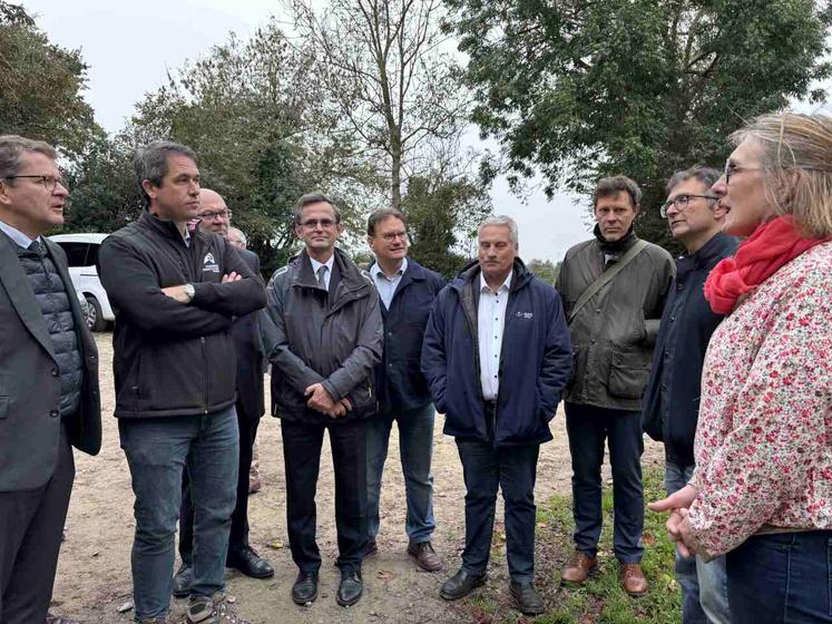 Le préfet de la Manche, Marc Chappuis, s'est déplacé dans deux exploitations pour prendre le pouls de l'agriculture manchoise.
