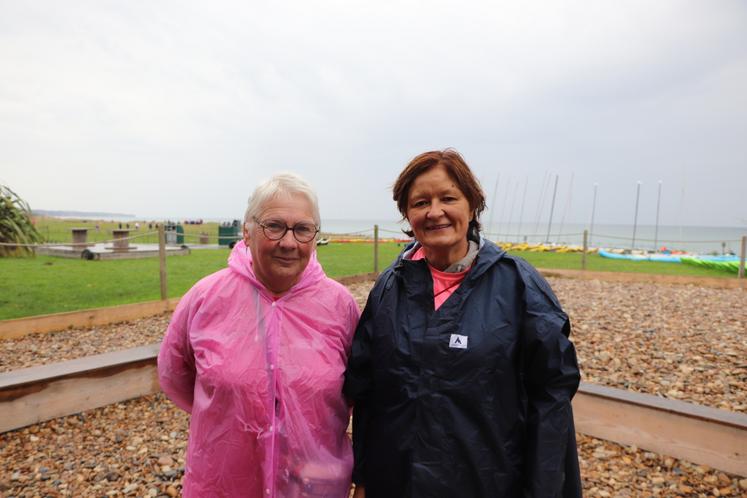 Marie-Claire 71 ans et Sophie, 60 ans, soutiennent l'action des agricultrices, bien qu'elles ne soient pas du milieu. "C'est une excellente initiative", saluent-elles. C'est la 2e fois qu'elles viennent. Elles organisent leur propre marche à Etréham fin octobre.