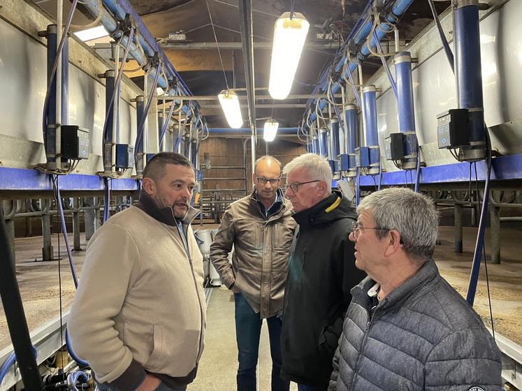 Samuel Enguehard (à gauche) a fait visiter sa ferme pour témoigner de son quotidien.