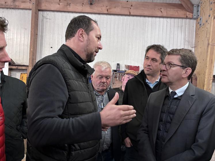 Le maraîcher de Créances, Guillaume Philippe, a expliqué les enjeux de la filière, notamment de la carotte, produit phare de la région.