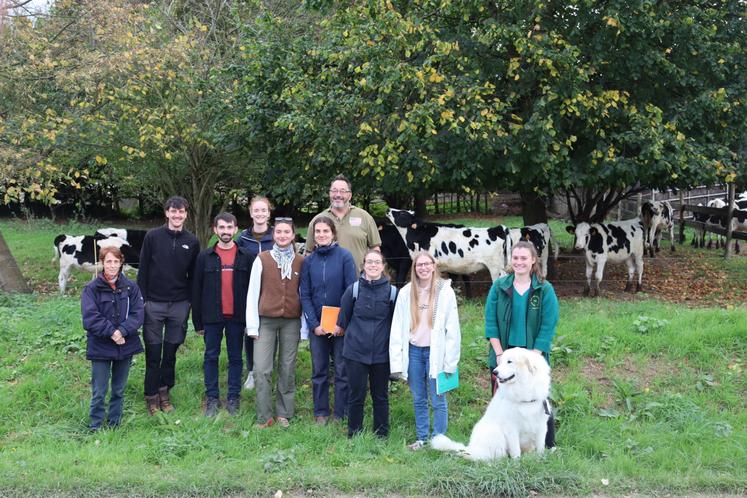 Guillaume Hamel, producteur Les 2 Vaches près d'Isigny-sur-mer, et Laure, sa fille bientôt associée sur la ferme et récemment diplômée d'UniLaSalle, ont accueilli un groupe de huit élèves mercredi matin.