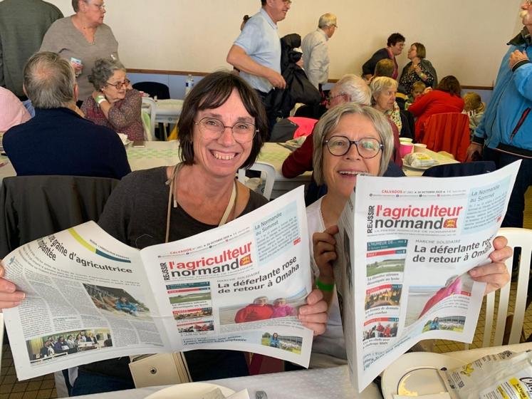 Un exemplaire de l'édition du 16 octobre de L'Agriculteur Normand, annonçant la marche, a été remis à chaque participant(e) : ici, Claude et Nathalie, marcheuses de la 1e heure.