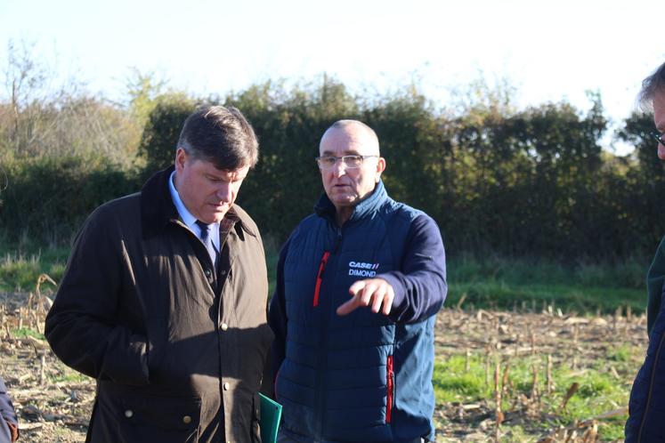 La visite du préfet sur l'exploitation de Stéphane Lecaché a aussi été l'occasion pour les agriculteurs et élus présents (DDT, FDSEA, JA, Chambre d'agriculture...) de mettre en avant les spécificités de l'agriculture ornaise (élevages allaitants, productions laitières, élevage porcins, ovins, caprins, équins, filière avicole).